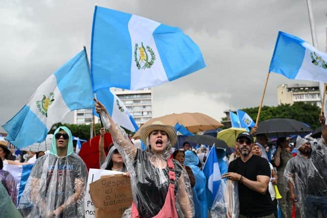 Manifestation à Guatemala City, le 2 septembre, pour demander la démission de la procureure générale Consuelo Porras et du procureur Rafael Curruchiche, accusés de provoquer une crise électorale.