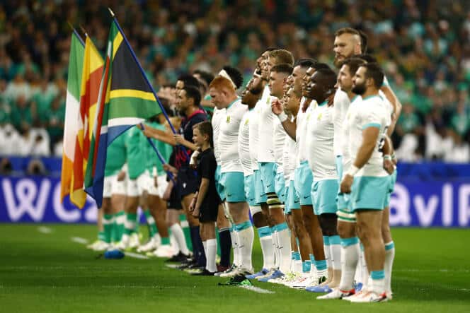 Les joueurs sud-africains se mettent en rang pendant les hymnes nationaux avant le match de Coupe du monde face à l’Irlande, le 23 septembre 2023 au Stade de France.