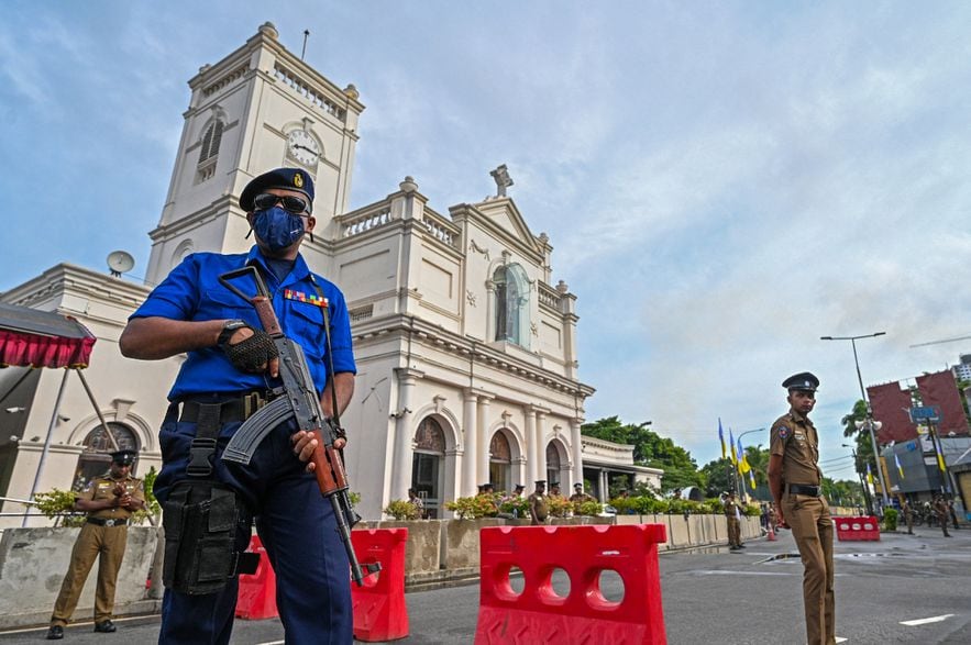 Des policiers montent la garde devant l'église Saint-Antoine à l'occasion du cinquième anniversaire de l'attaque terroriste de Pâques 2019, le 21 avril 2024 à Colombo, au Sri Lanka