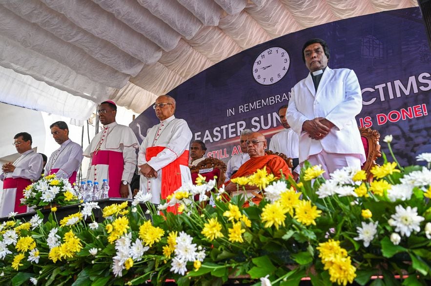 L'ambassadeur du Vatican à Colombo, l'archevêque Brian Udaigwe (3e g) et le cardinal du Sri Lanka Malcolm Ranjith (4e g) participent à une cérémonie à l'occasion du cinquième anniversaire de l'attaque terroriste de Pâques 2019, le 21 avril 2024 à l'églis